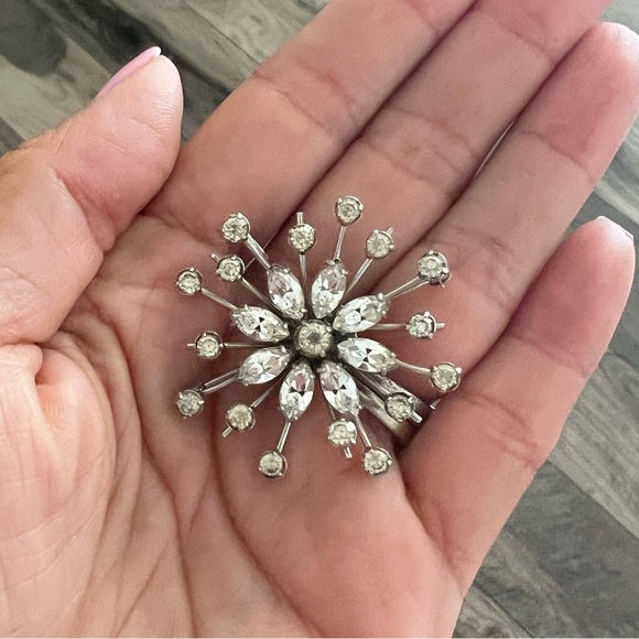 Rhinestone silver floral brooch - Picture 5 of 5